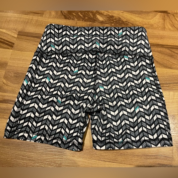 Alo Chevron Print Bike Shorts - Picture 5 of 6